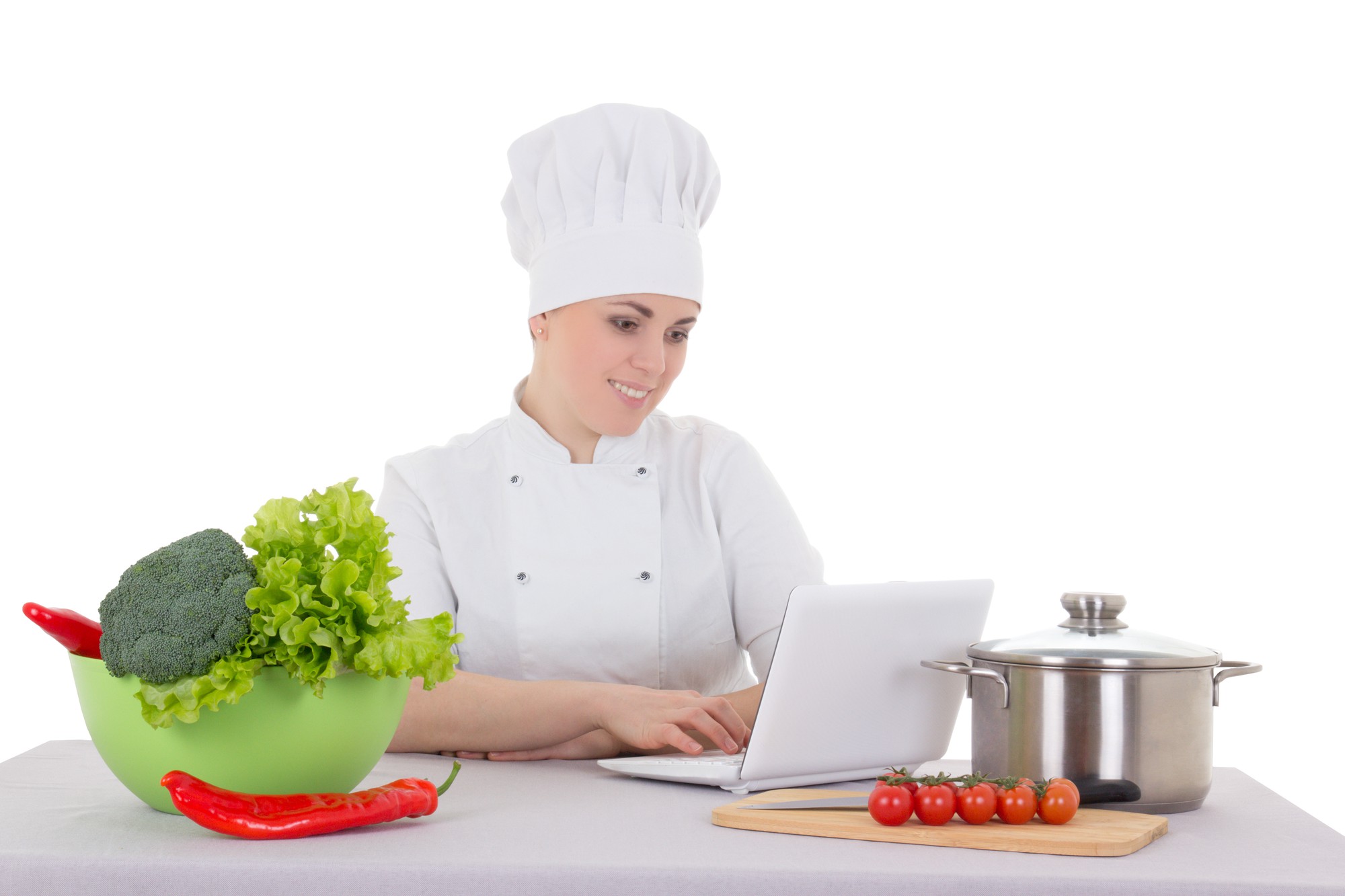 Chef che insegna online con laptop in cucina domestica